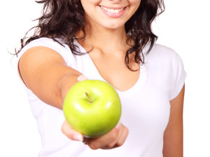 Una manzana ofrecida por una mujer
