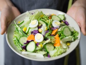 Salud Ecológica: Plato de alimentos sanos