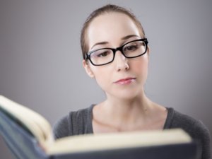 Salud Ecológica: Mujer leyendo, ejerccitando su cerebro